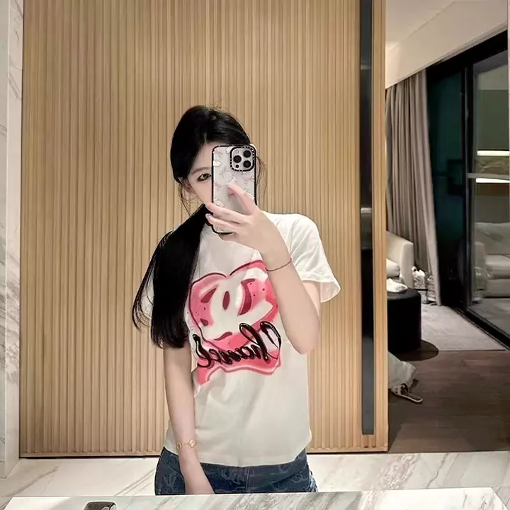 chanel プリント柄tシャツ