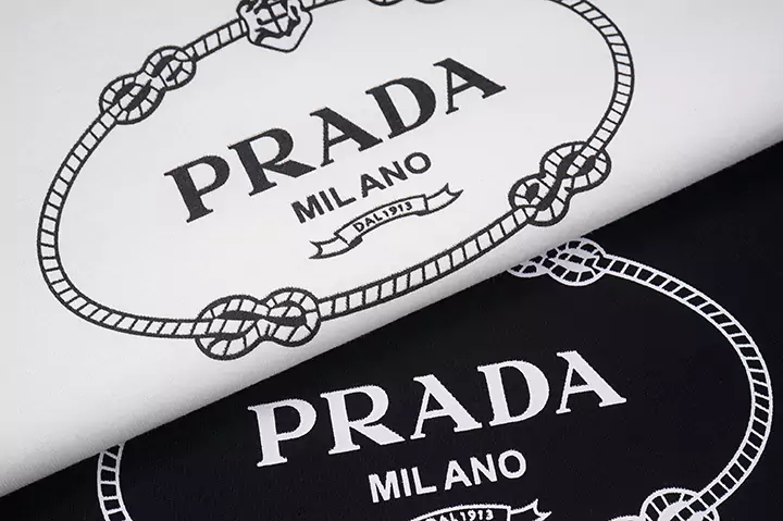 PRADA tシャツ ログ入れ