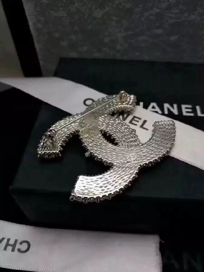 Chanel ブローチ 真珠いれ