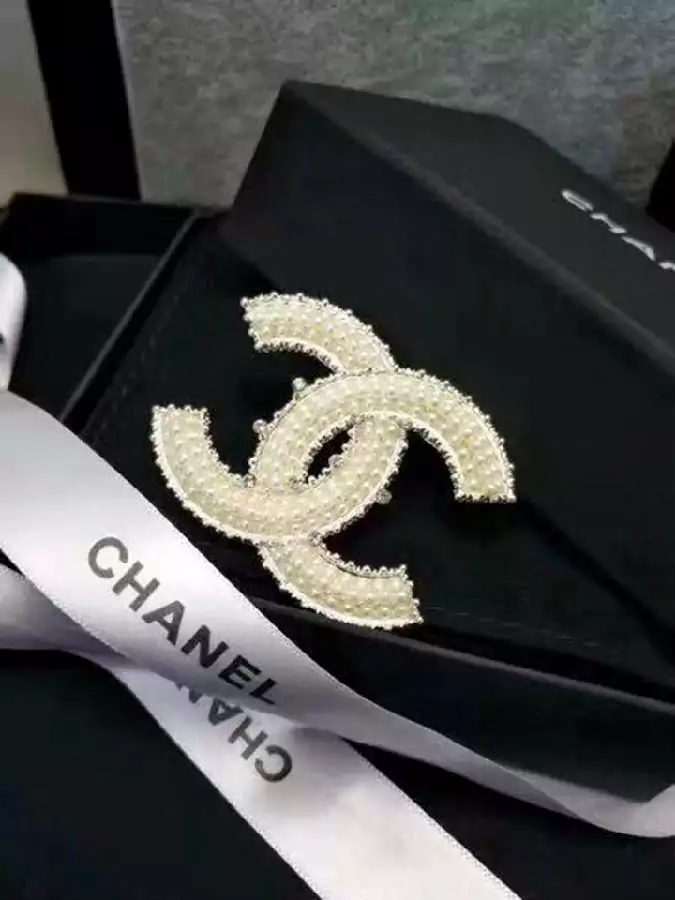 Chanel ブローチ 真珠いれ