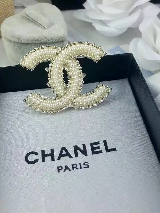 Chanel ブローチ 真珠いれ