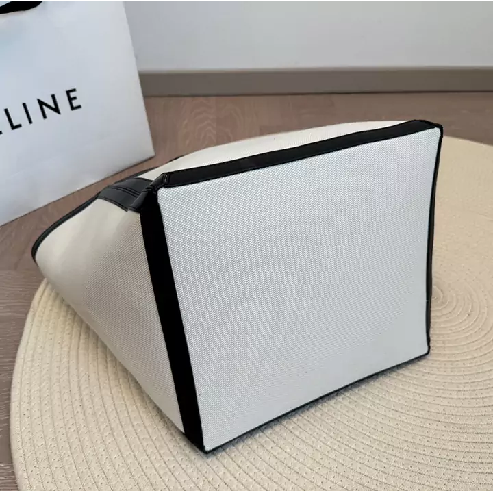 Celine バッグ 肩に斜め掛け