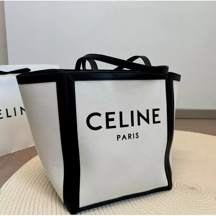 Celine バッグ 肩に斜め掛け