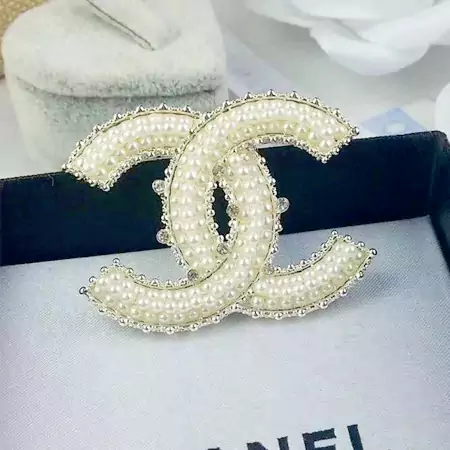 Chanel ブローチ 真珠いれ